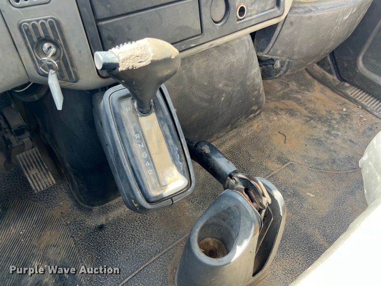 image for item DO2432 2009 International  DuraStar 4300 flatbed truck with crane