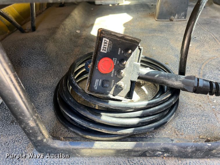 image for item DO2432 2009 International  DuraStar 4300 flatbed truck with crane