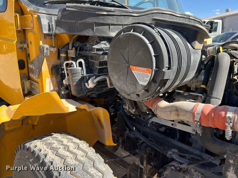 image for item DO2432 2009 International  DuraStar 4300 flatbed truck with crane