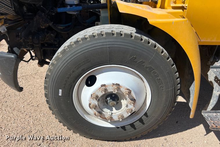 image for item DO2432 2009 International  DuraStar 4300 flatbed truck with crane