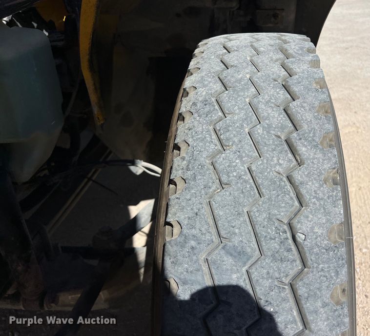 image for item DO2432 2009 International  DuraStar 4300 flatbed truck with crane