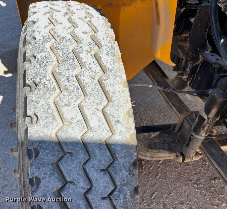 image for item DO2432 2009 International  DuraStar 4300 flatbed truck with crane