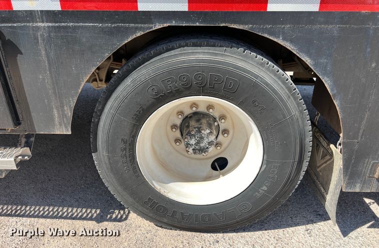 image for item DO2432 2009 International  DuraStar 4300 flatbed truck with crane