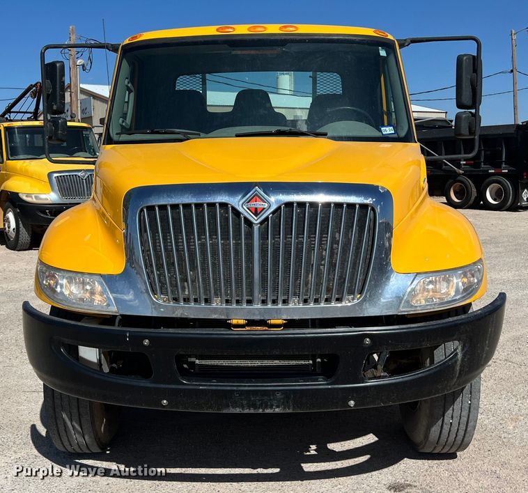 image for item DO2433 2018 International  DuraStar 4300 flatbed truck