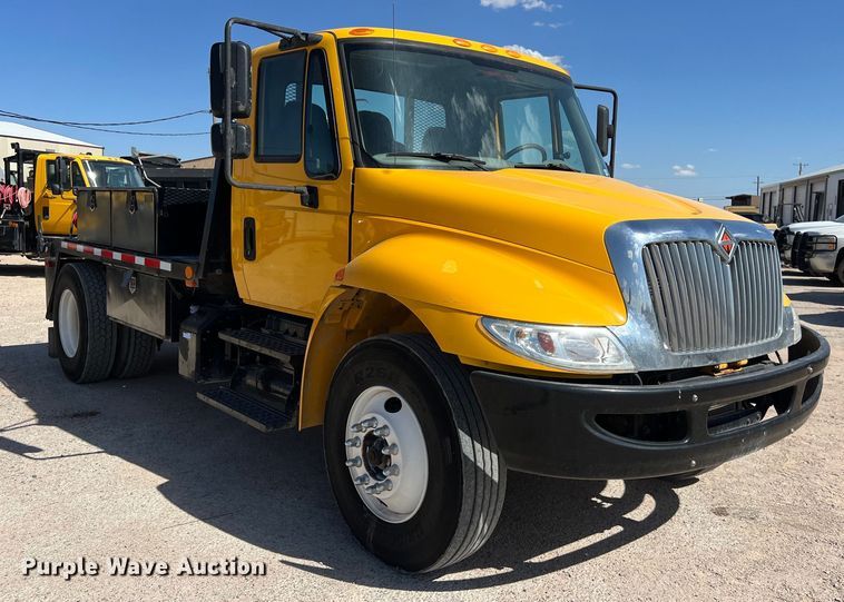 image for item DO2433 2018 International  DuraStar 4300 flatbed truck