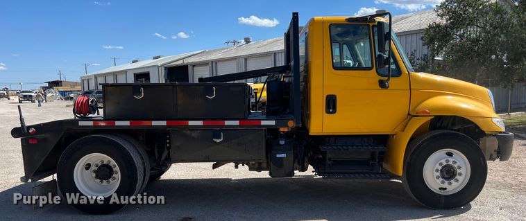 image for item DO2433 2018 International  DuraStar 4300 flatbed truck