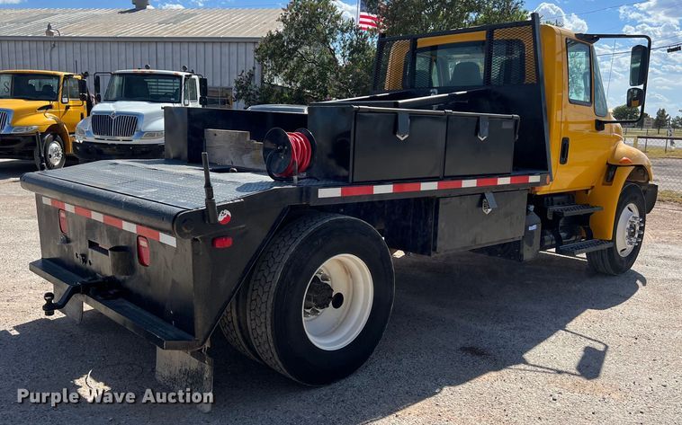 image for item DO2433 2018 International  DuraStar 4300 flatbed truck