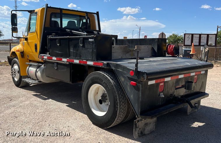 image for item DO2433 2018 International  DuraStar 4300 flatbed truck