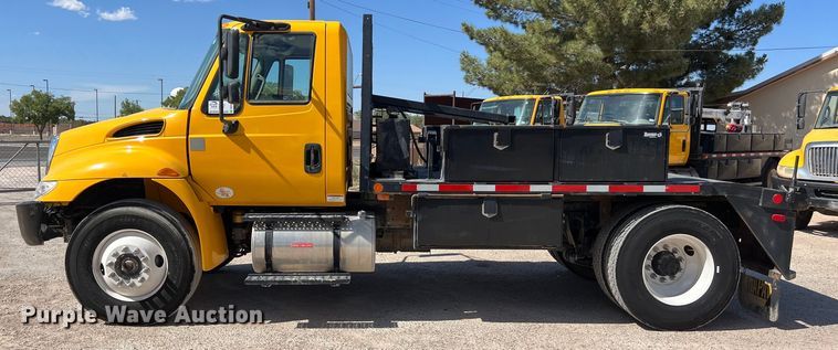 image for item DO2433 2018 International  DuraStar 4300 flatbed truck