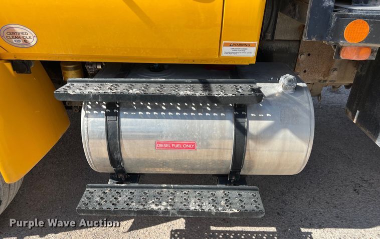 image for item DO2433 2018 International  DuraStar 4300 flatbed truck