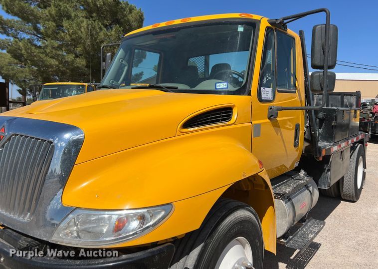 image for item DO2433 2018 International  DuraStar 4300 flatbed truck