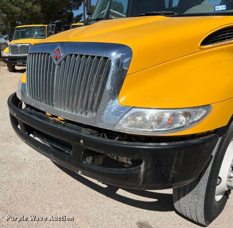 image for item DO2433 2018 International  DuraStar 4300 flatbed truck