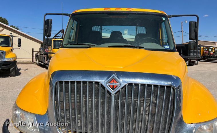 image for item DO2433 2018 International  DuraStar 4300 flatbed truck