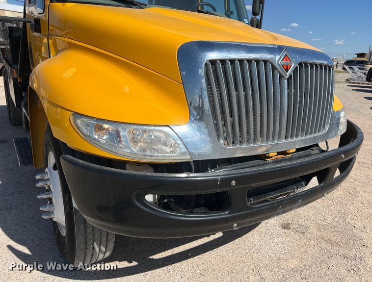 image for item DO2433 2018 International  DuraStar 4300 flatbed truck