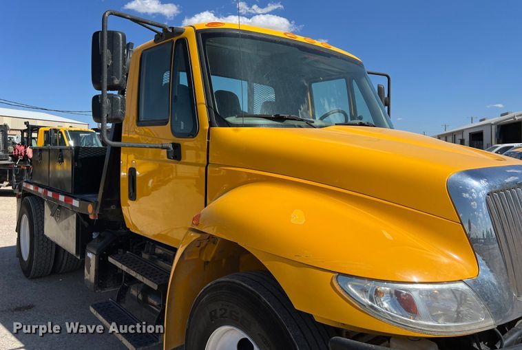 image for item DO2433 2018 International  DuraStar 4300 flatbed truck