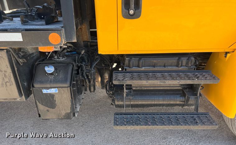 image for item DO2433 2018 International  DuraStar 4300 flatbed truck