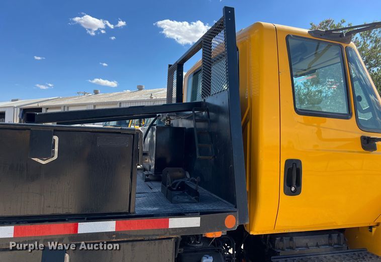 image for item DO2433 2018 International  DuraStar 4300 flatbed truck