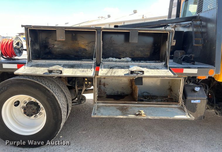 image for item DO2433 2018 International  DuraStar 4300 flatbed truck