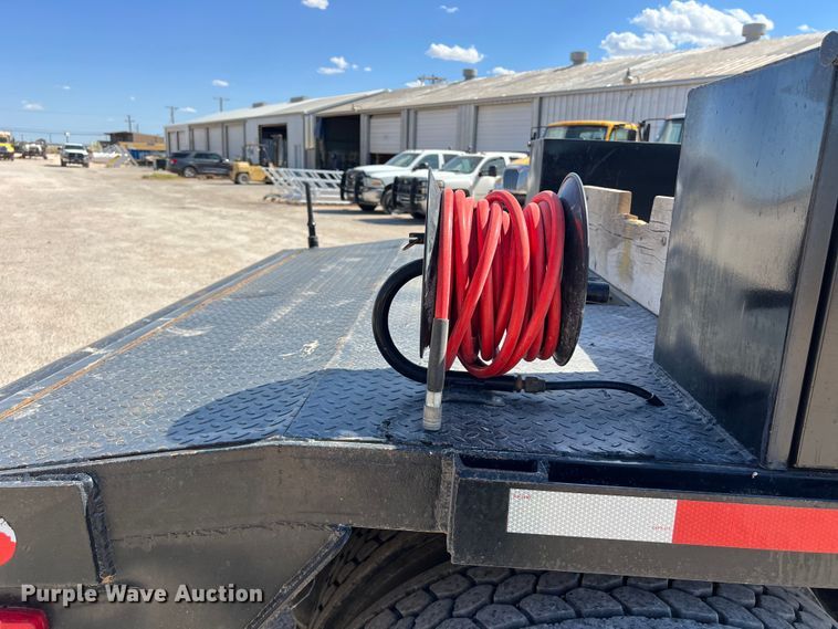 image for item DO2433 2018 International  DuraStar 4300 flatbed truck