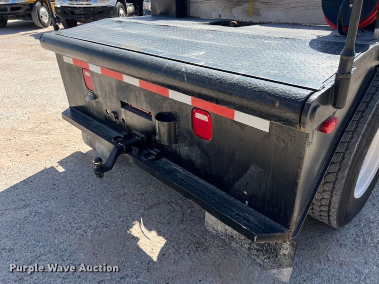 image for item DO2433 2018 International  DuraStar 4300 flatbed truck