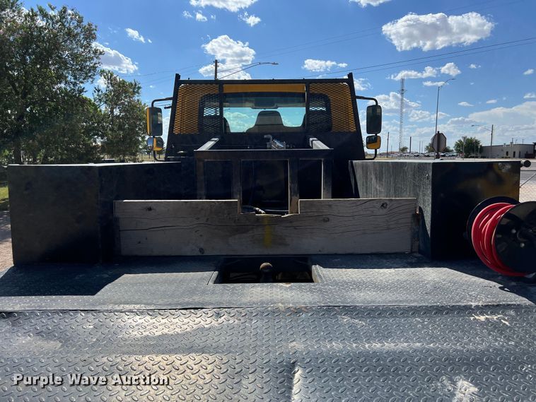 image for item DO2433 2018 International  DuraStar 4300 flatbed truck