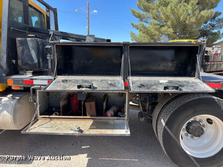 image for item DO2433 2018 International  DuraStar 4300 flatbed truck