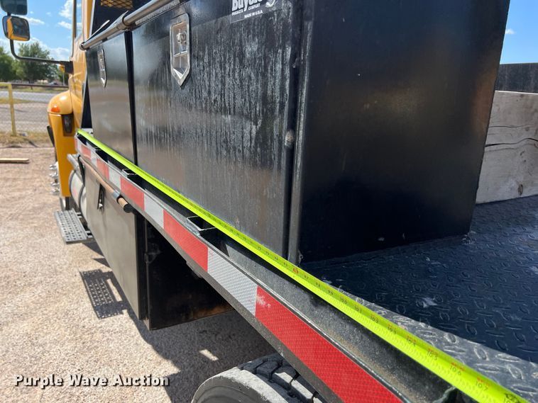 image for item DO2433 2018 International  DuraStar 4300 flatbed truck