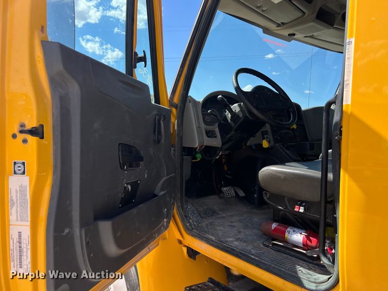 image for item DO2433 2018 International  DuraStar 4300 flatbed truck