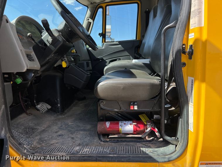 image for item DO2433 2018 International  DuraStar 4300 flatbed truck