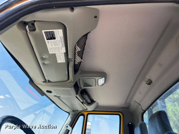 image for item DO2433 2018 International  DuraStar 4300 flatbed truck