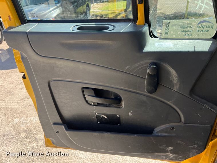 image for item DO2433 2018 International  DuraStar 4300 flatbed truck