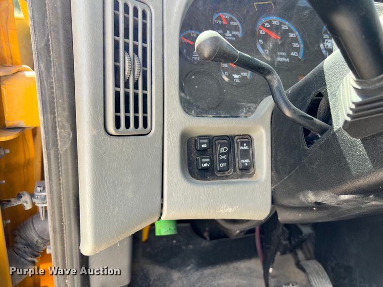 image for item DO2433 2018 International  DuraStar 4300 flatbed truck