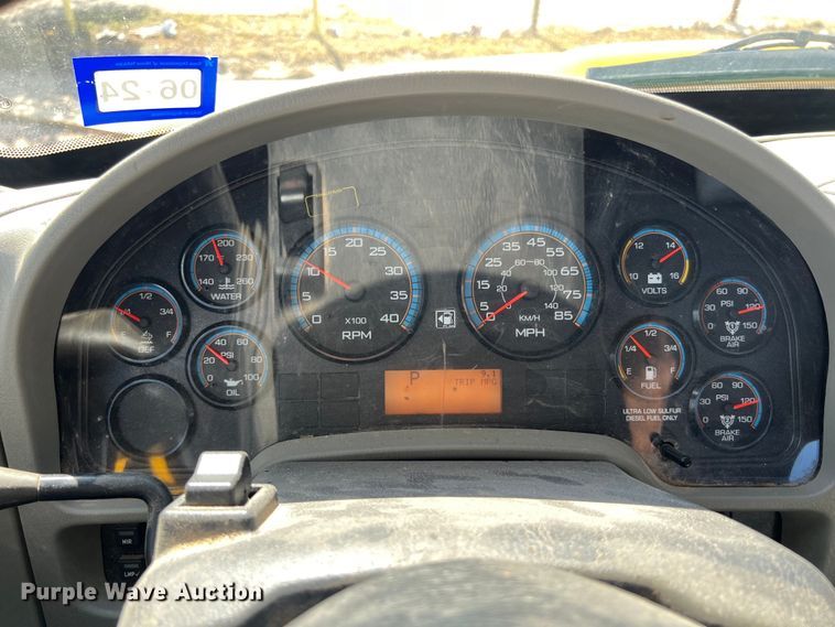 image for item DO2433 2018 International  DuraStar 4300 flatbed truck