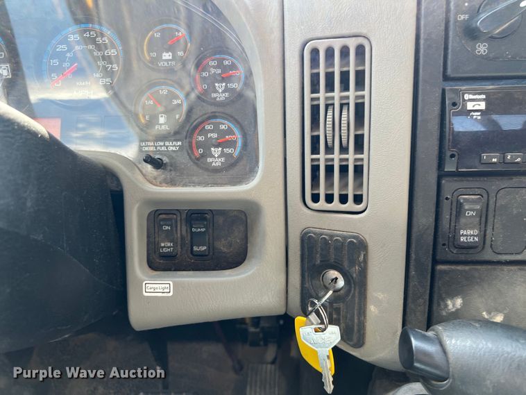 image for item DO2433 2018 International  DuraStar 4300 flatbed truck