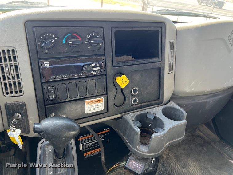 image for item DO2433 2018 International  DuraStar 4300 flatbed truck