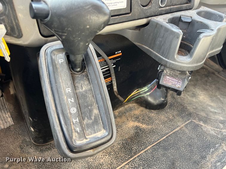 image for item DO2433 2018 International  DuraStar 4300 flatbed truck