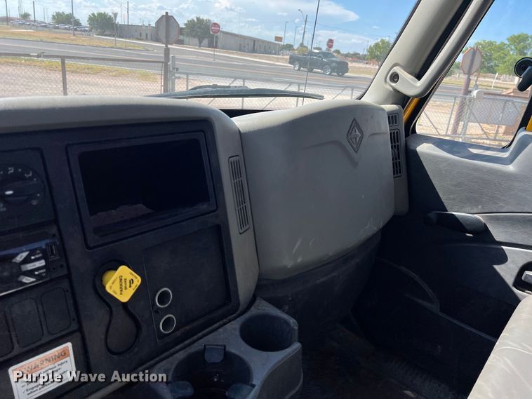 image for item DO2433 2018 International  DuraStar 4300 flatbed truck