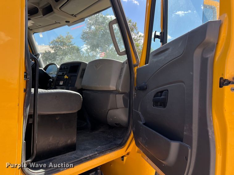 image for item DO2433 2018 International  DuraStar 4300 flatbed truck