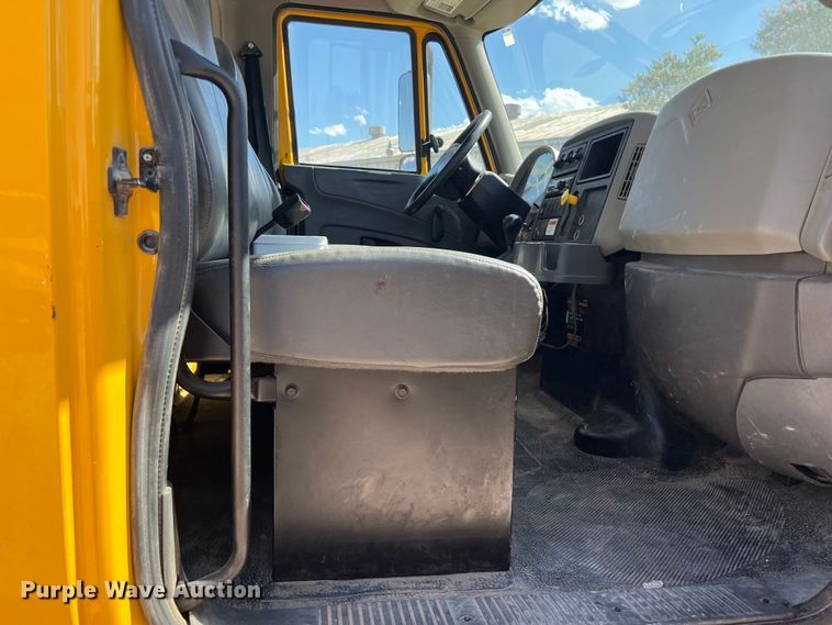 image for item DO2433 2018 International  DuraStar 4300 flatbed truck