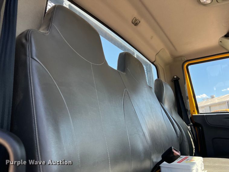 image for item DO2433 2018 International  DuraStar 4300 flatbed truck