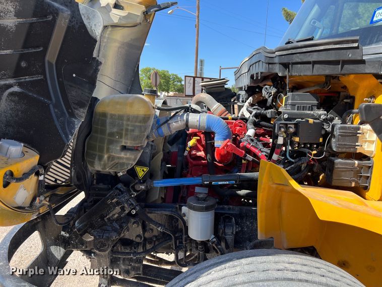 image for item DO2433 2018 International  DuraStar 4300 flatbed truck