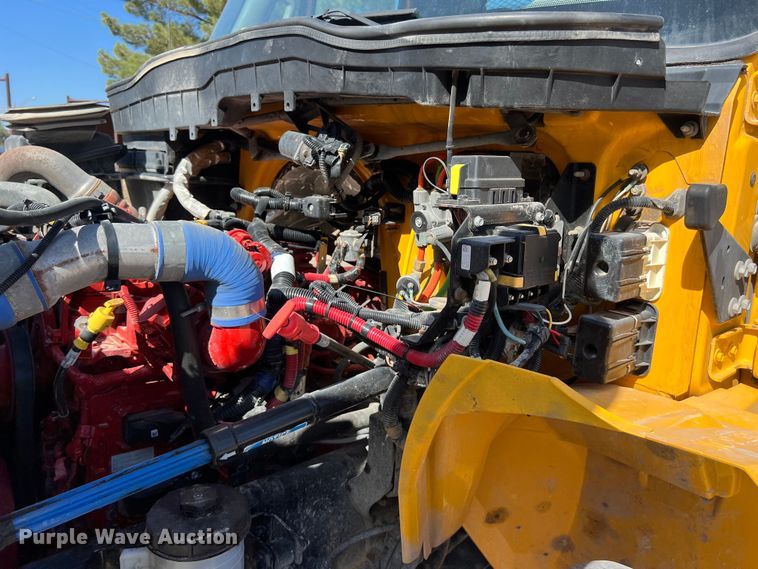 image for item DO2433 2018 International  DuraStar 4300 flatbed truck