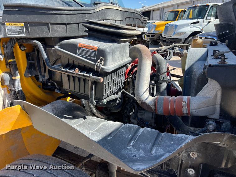 image for item DO2433 2018 International  DuraStar 4300 flatbed truck