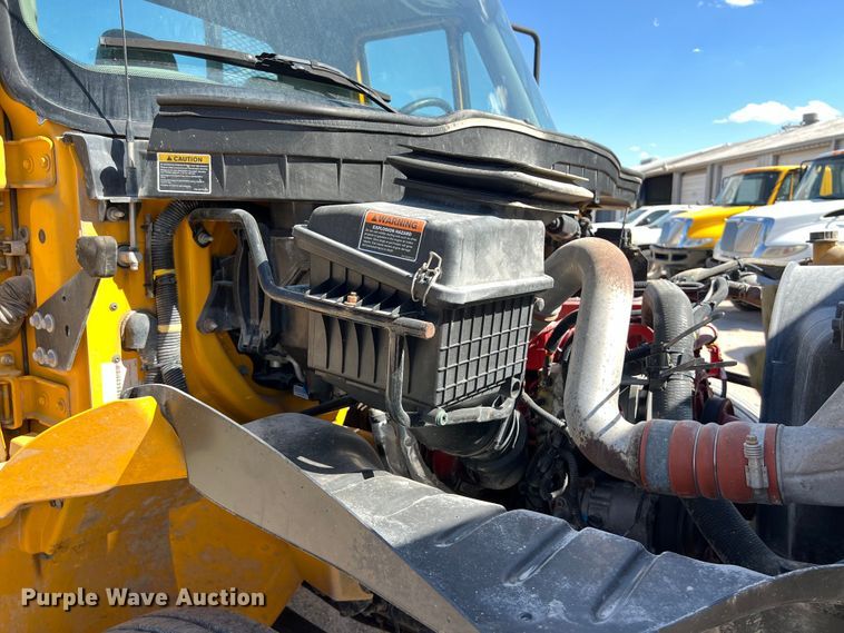 image for item DO2433 2018 International  DuraStar 4300 flatbed truck