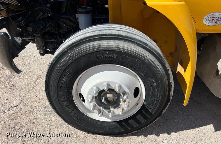 image for item DO2433 2018 International  DuraStar 4300 flatbed truck