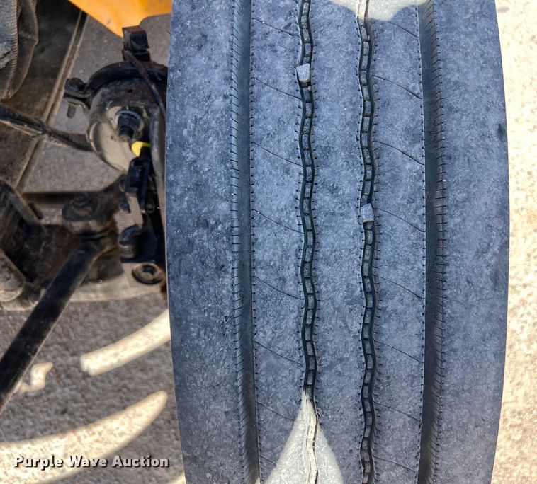 image for item DO2433 2018 International  DuraStar 4300 flatbed truck