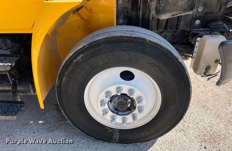 image for item DO2433 2018 International  DuraStar 4300 flatbed truck