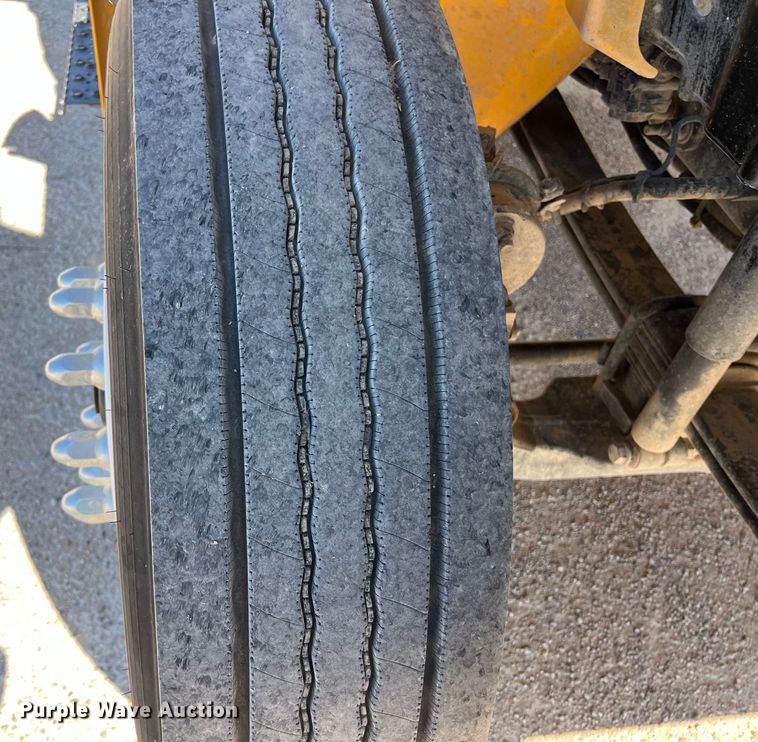 image for item DO2433 2018 International  DuraStar 4300 flatbed truck