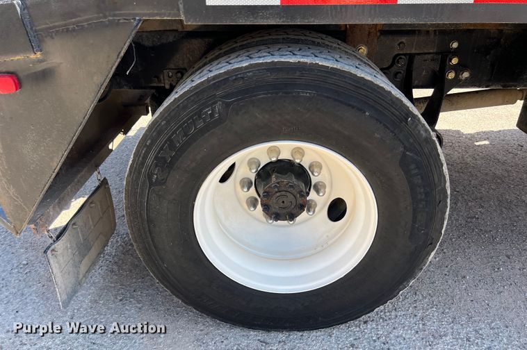 image for item DO2433 2018 International  DuraStar 4300 flatbed truck