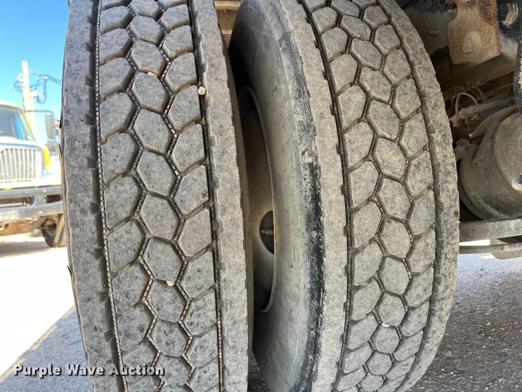 image for item DO2433 2018 International  DuraStar 4300 flatbed truck